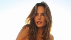 Alessandra Ambrosio exibe corpão, aos 44 anos, em Ibiza