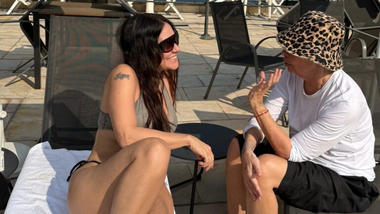Alessandra Negrini renova bronze ao celebrar encontro com amiga