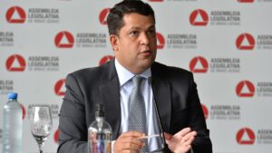 Após cortes e tensão, deputado será o novo CEO da CNN