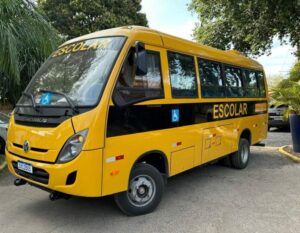 Após incidente, Prefeitura entrega novo ônibus escolar para garantir transporte dos alunos