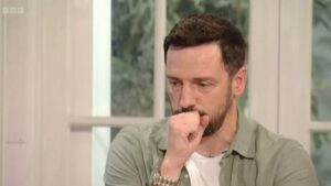 Ator revela fobia por tomates e quase vomita em programa ao vivo