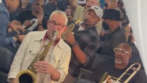 Atraso de voo vira show improvisado de jazz