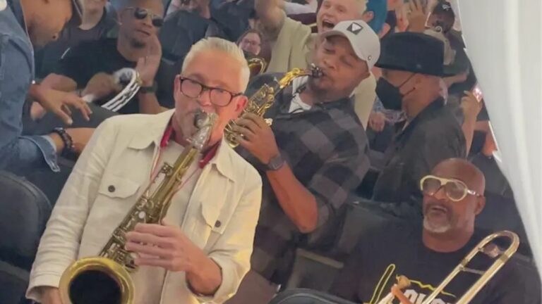 Atraso de voo vira show improvisado de jazz