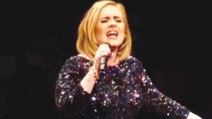 Benson Boone canta hit de Adele em turnê nos EUA