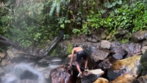 Cachoeira"foge" de turista durante tentativa de foto