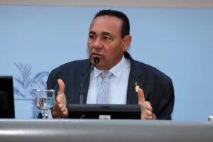 Carlão cobra ampliação da política de habitação e a entrega de grandes conjuntos de casas populares 