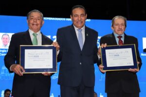 Carlão entrega o Título de Cidadão a Ronaldo Garcia, servidor com 45 anos de Câmara, e ao empresário Sérgio Jacaré da Perkal, uma das maiores concessionárias do Estado