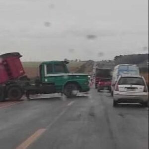 Carreta trava em “L” e bloqueia faixa na BR-163 em São Gabriel