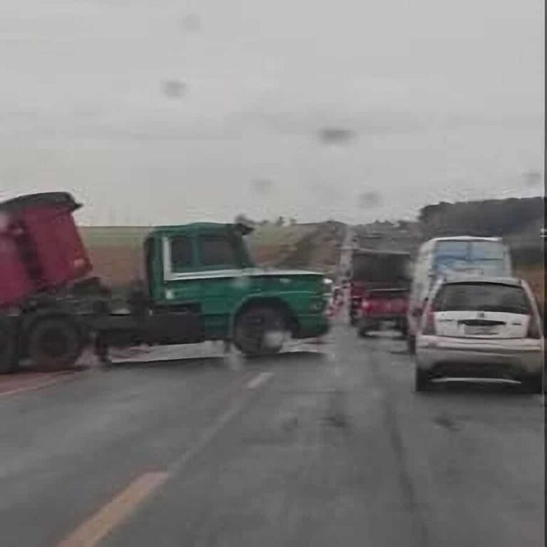 Carreta trava em “L” e bloqueia faixa na BR-163 em São Gabriel