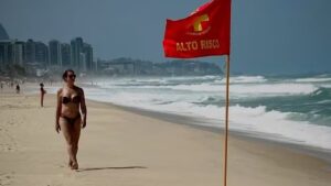 Catia Fonseca exibe boa forma aos 56 anos em foto de biquini