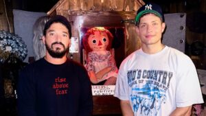 Comediantes compram casa dos Warren com boneca Annabelle