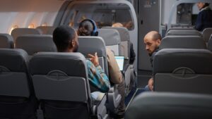 Companhia aérea exigirá que passageiros grandes comprem 2 lugares