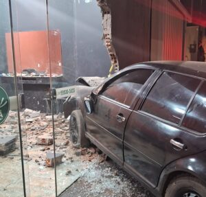 Condutor sob efeito de álcool invade barbearia em Coxim