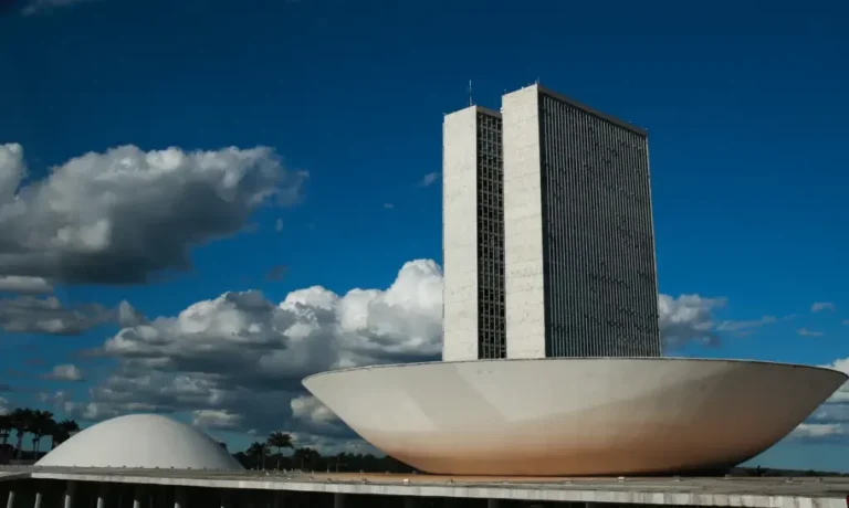 Congresso deve analisar hoje PL da Adultização e PEC da blindagem