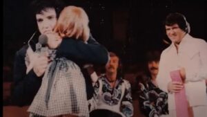 Criança cega e dinheiro? Os 50 anos do mistério da foto de Elvis