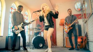 Deb and The Mentals volta às origens no EP ‘Old News’