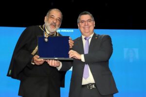 Dr. Victor Rocha entrega Medalha do Mérito Legislativo “José Antônio Pereira” ao Dr. Rosildo Gomes Barcellos Júnior