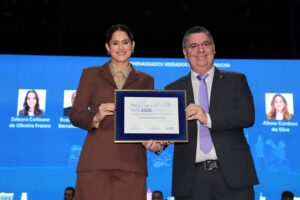 Dr. Victor Rocha entrega Título de Cidadã Campo-Grandense à advogada Alinne Cardoso