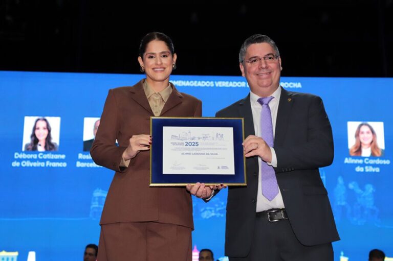 Dr. Victor Rocha entrega Título de Cidadã Campo-Grandense à advogada Alinne Cardoso