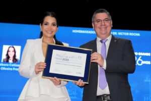 Dr. Victor Rocha entrega Título de Cidadã Campo-Grandense à tabeliã Debora Catizane