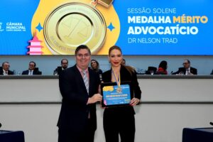 Dr. Victor Rocha homenageia a advogada Nayra Martins Vilalba de Oliveira com a Medalha Legislativa do Mérito Advocatício Doutor Nelson Trad