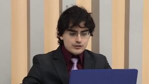 Dudu Camargo chama atenção com novo visual em programa de TV