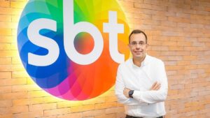 Em dia de tensão, SBT demite superintendente e chefe do jurídico
