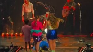 Fã desmaia no palco durante show de Katy Perry em Detroit