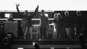 Fã morre após cair de arquibancada durante show do Oasis