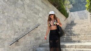 Flávia Alessandra exibe barriga chapada aos 51 anos na Turquia