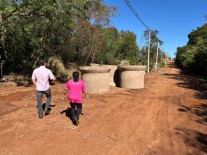 Flávio Cabo Almi acompanha obras de pavimentação e saneamento no Jardim das Perdizes