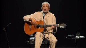 Gilberto Gil emociona público no 1º show após perda de Preta Gil