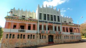 Hotel com fama de mal-assombrado será vendido em 60 parcelas