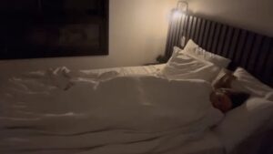 Influenciadora ganha R$ 23 mil por mês para dormir ao vivo