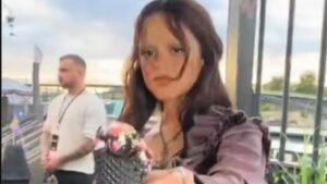 Jenna Ortega surge servindo sorvete em estreia de "Wandinha 2"