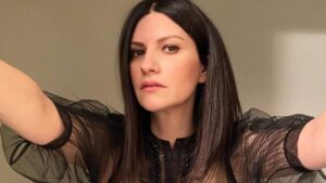 Laura Pausini brilha de maiô e revela versão masculina por IA