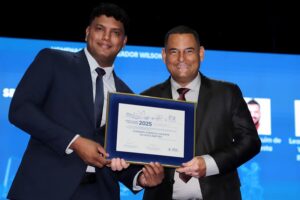 Leandro Brittes recebe Título de Cidadão Benemérito entregue pelo vereador Wilson Lands durante Sessão Solene dos 126 anos de Campo Grande