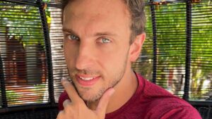 Léo Lins provoca polêmica ao ironizar denúncia de estupro