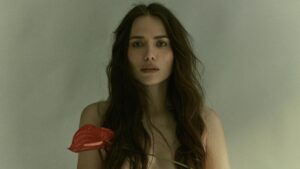 Letícia Colin posta fotos ousadas e causa furor: "Poesia pura"