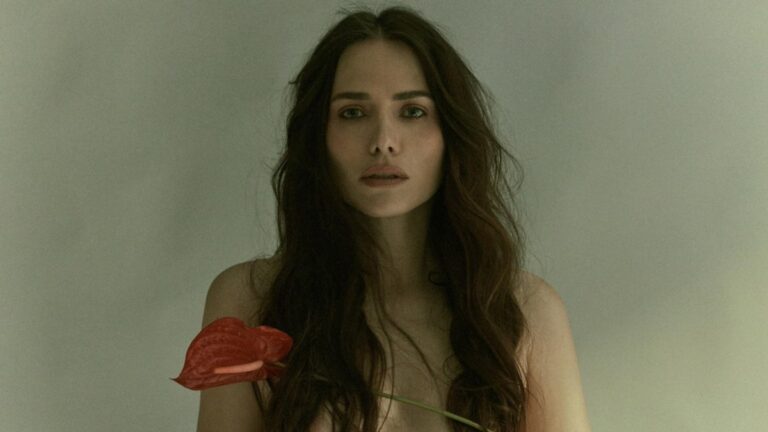 Letícia Colin posta fotos ousadas e causa furor: "Poesia pura"