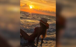 Lívia Andrade posa de biquíni em praia dos EUA