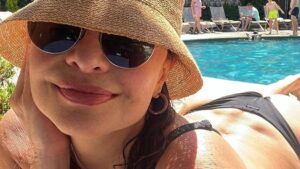 Luiza Tomé aproveita dia ensolarado para renovar o bronzeado