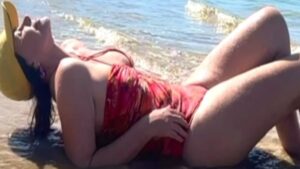 Luma de Oliveira espanta o calor com banho de mar no RJ