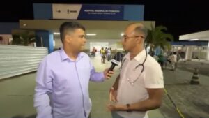 Médico salva criança engasgada durante entrevista ao vivo