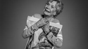 Miriam Mehler celebra 90 anos em peça sobre decadência urbana
