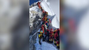 Monte Everest lotado: alpinista faz alerta para riscos