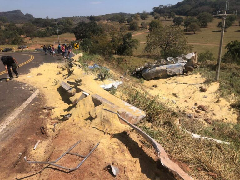 Motorista morre após caminhão cair em ribanceira na MS-430 entre São Gabriel e Rio Negro