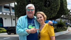 Mulher de José Luiz Datena sofre queda em casa e fratura a bacia