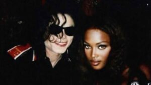 Naomi Campbell homenageia Michael Jackson, que faria 67 anos