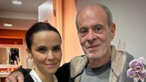 Ney Matogrosso vai ao teatro para comemorar aniversário